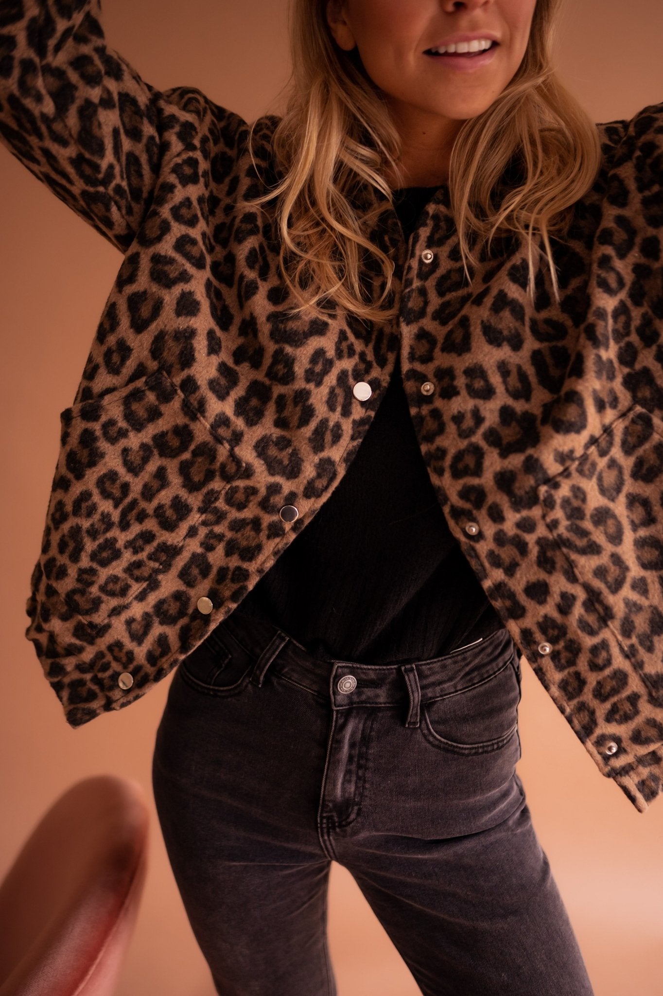 Stella – Veste Léopard Élégance
